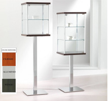 VETRINA IN CRISTALLO TEMPERATO CON PIANTANA CROMATA E 2 RIPIANI dimensioni(44X44X h154) SERIE ALLDES