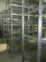 Scaffalatura industriale a ripiani lunghezza 4,80 metri , altezza 2,00 mt, profondità 60 cm  con 4 r