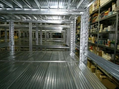 Scaffalatura industriale a ripiani lunghezza 12 metri , altezza 2,50 mt, profondità 50 cm  con 5 rip - 4