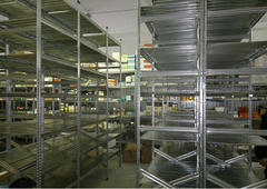 Scaffalatura industriale a ripiani lunghezza 9 metri , altezza 2,50 mt, profondità 60 cm  con 4 ripi - 3