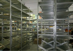 Scaffalatura industriale a ripiani lunghezza 10,5 metri , altezza 2,00 mt, profondità 40 cm  con 4 r - 4