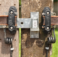 Piastra Isolatore d'Angolo per Fettuccia TurboStar Cavallo Confezione 5 Pz. GALLAGHER per Recinzioni - 2