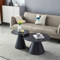 Tavoli da salotto Mush con piano in ceramica effetto marmo nero opaco con dettagli oro e con gamba n