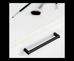 Emuca Lotto di 5 maniglie per mobili Bergen, L141mm, interasse 128mm, Alluminio, Verniciato nero - 2