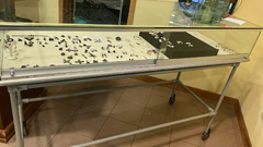 Vetrina espositiva su piantana Misure 152 X 63 X 108 cm