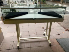 Vetrina espositiva su piantana Misure 143 X 62 X 114 cm