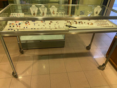 Vetrina espositiva su piantana con serratura Misure 150 X 60 X 98 cm