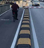 Cordolo Separatore di Corsia ' Biker SP / Biker SPE ' in Gomma Riciclata con Inserti Rifrangenti Dim