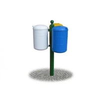 Tre Cestini Raccolta Differenziata Con Sostegno Centrale Realizzato Da Tubo Tondo Con Coperchio Chiu