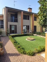 VILLA A SCHIERA RISTRUTTURATA CON MONOLOCALE E DOPPIO GIARDINO – COMFORT, TECNOLOGIA E DESIGN IN CLASSE ENERGETICA A2
