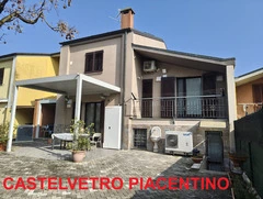 VILLA A SCHIERA RISTRUTTURATA CON MONOLOCALE E DOPPIO GIARDINO – COMFORT, TECNOLOGIA E DESIGN IN CLASSE ENERGETICA A2 - 2