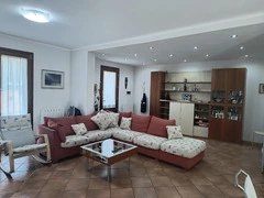 VILLA A SCHIERA RISTRUTTURATA CON MONOLOCALE E DOPPIO GIARDINO – COMFORT, TECNOLOGIA E DESIGN IN CLASSE ENERGETICA A2 - 9